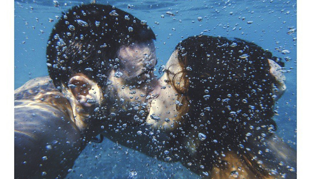 beso bajo el agua
